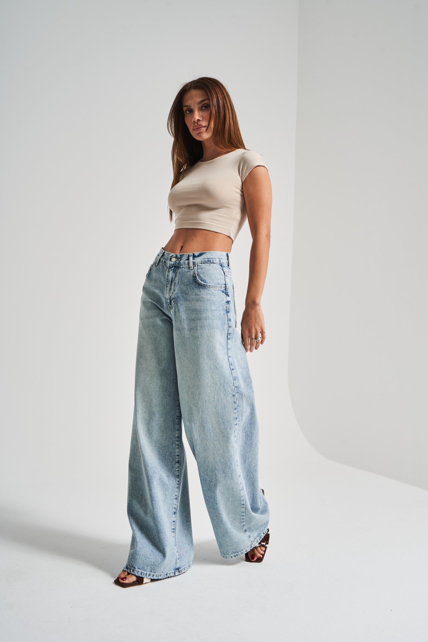 SOLLE WIDE-LEG MID-RISE JEANS